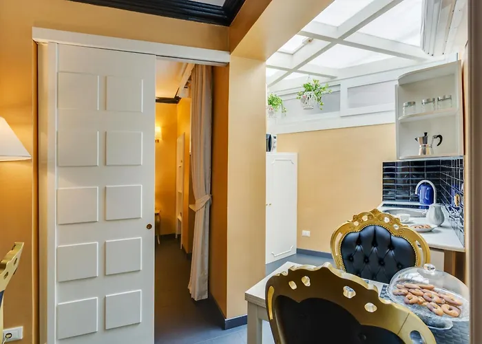 Spanish Steps Boutique Gold Apartment
