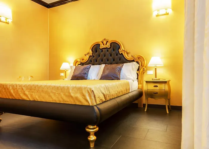 Spanish Steps Boutique Gold Apartment